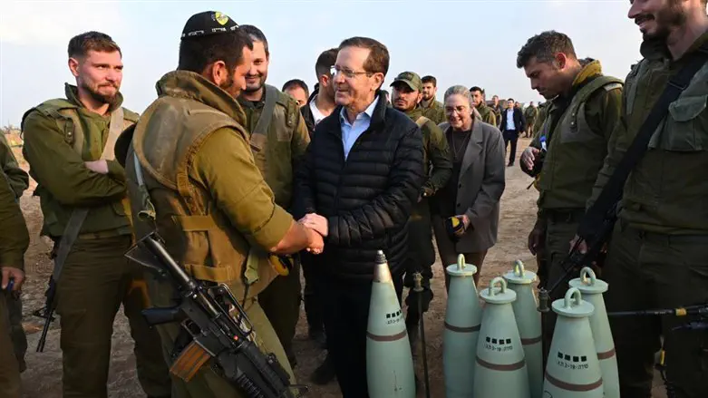 הנשיא פגש לוחמים ו'הקדיש' פגז לחמאס