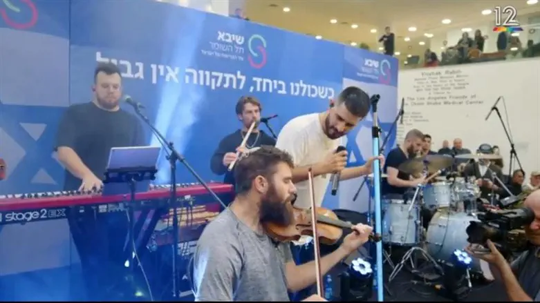 מרדכי שנוולד ועדן חסון. מתוך הסרטון שהיה בהכוכב הבא קשת 12