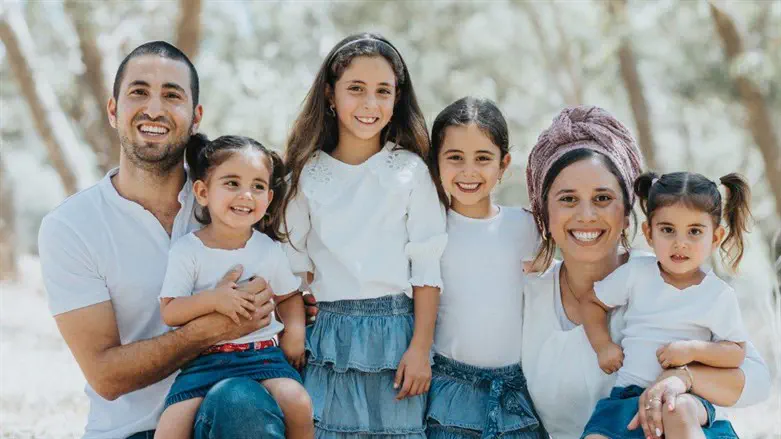 מאור לביא ומשפחתו