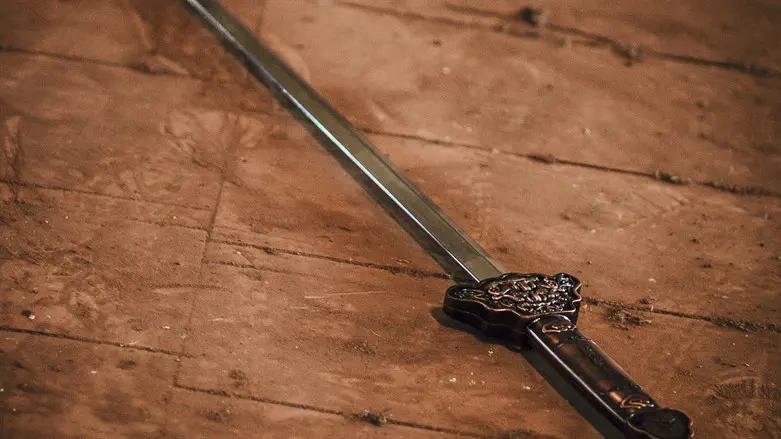 "בשבט ברזל - היא החרב"