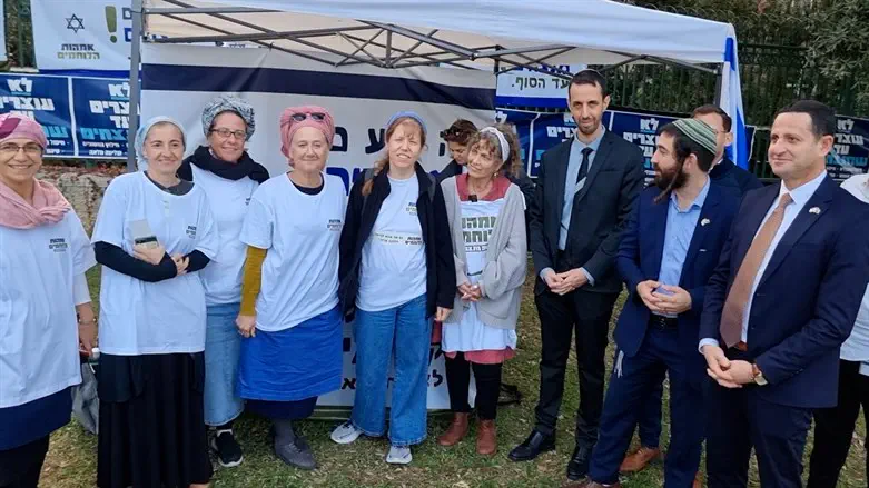 מטה 'אמהות הלוחמים' מול הכנסת