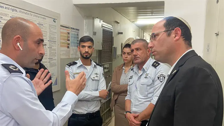 רוטמן בסיור בכלא