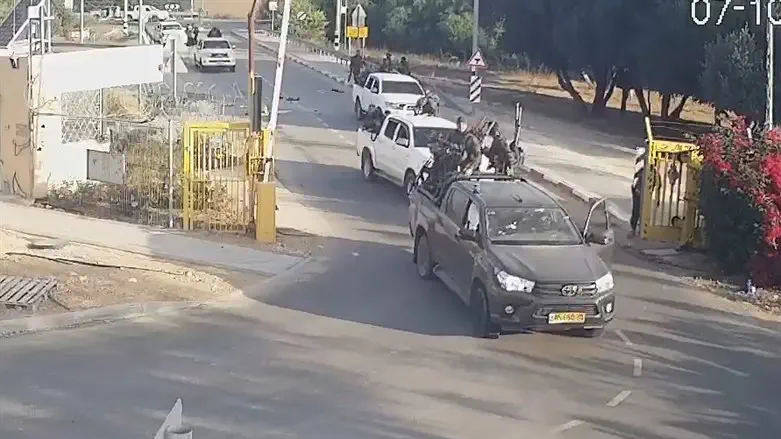 מחבלים פולשים לקיבוץעם הרכב של השומר שרצחו