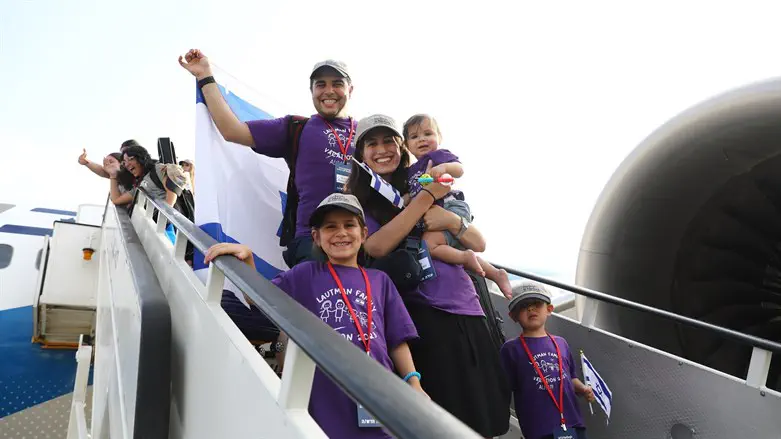 A family of Olim arrive in Israel