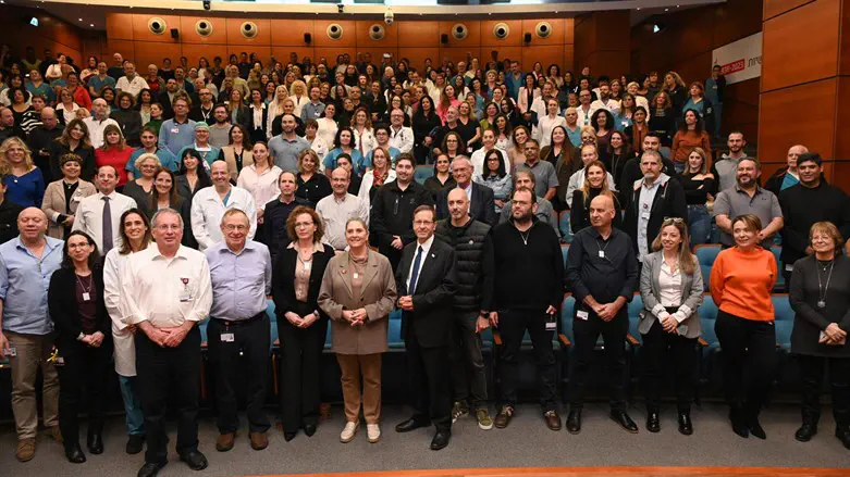 הנשיא הרצוג עם עובדי בית החולים רמב"ם