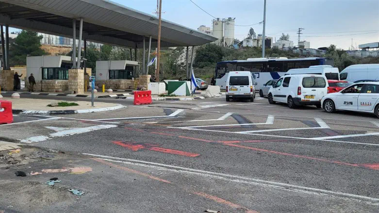 נתיב אחד פתוח במחסום המנהרות