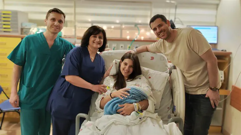 Корал и Даниэль Сарго вместе с новорожденным сыном, акушеркой и доктором 