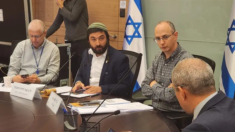 צבי סוכות בוועדה