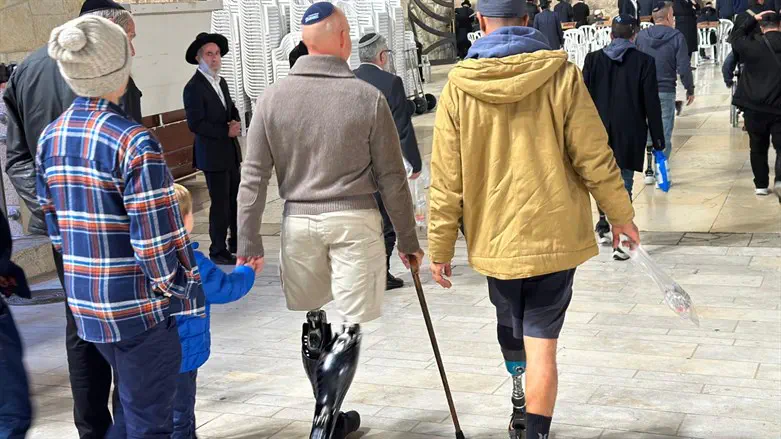 The amputees arriving at th Western Wall