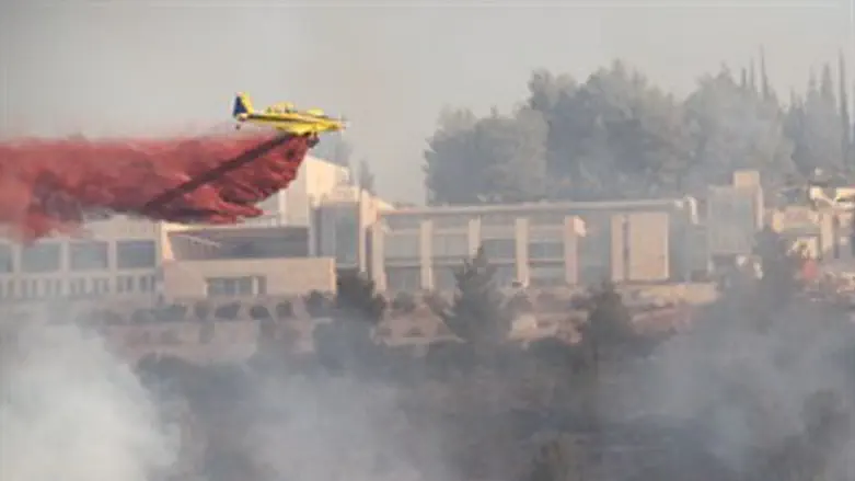 מטוס כיבוי בפעולה, שריפה ביער ירושלים יד ושם