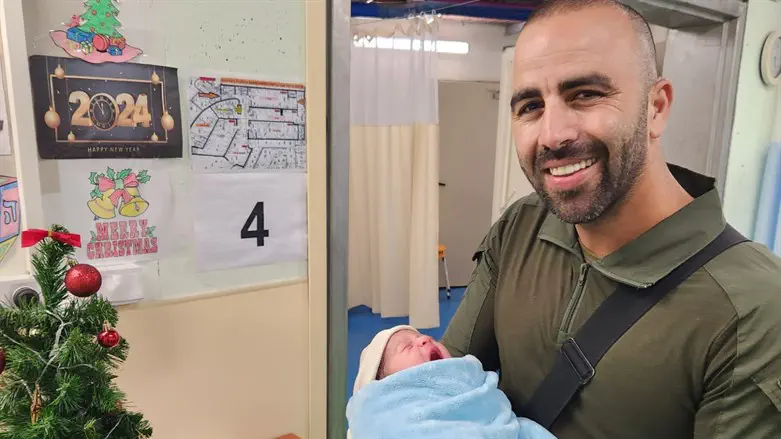 רוני עאמר עם התינוק