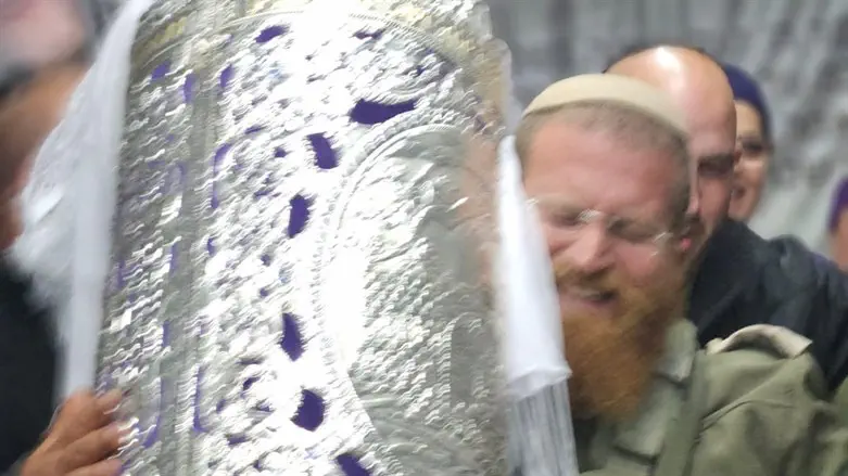 הרב רכל עם ספר התורה