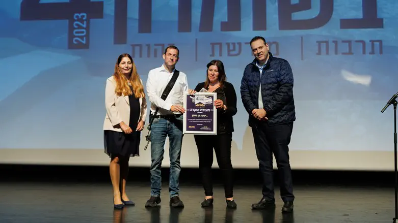 דגן ושר התרבות זוהר מעניקים תעודת הוקרה לשופטת בתחרות מנתיב העשרה