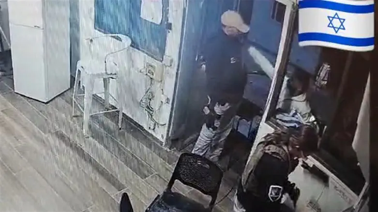 Террорист наносит ножевое ранение охраннику