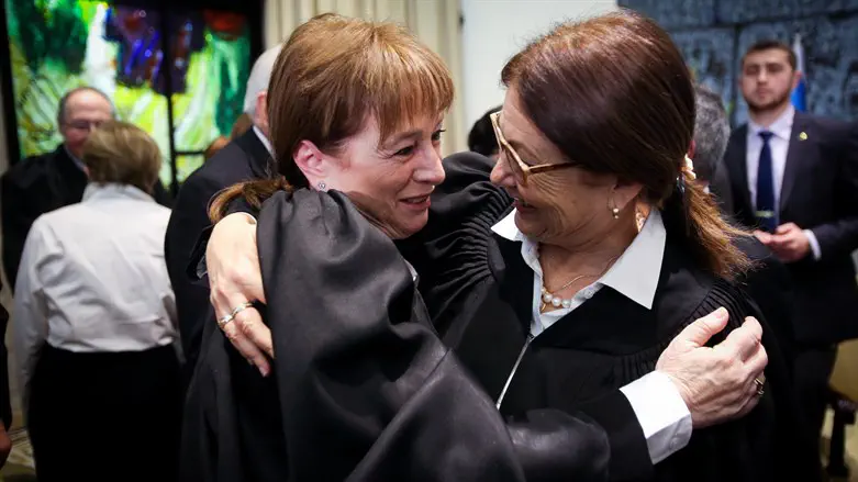 השופטות הפורשות אסתר חיות וענת ברון