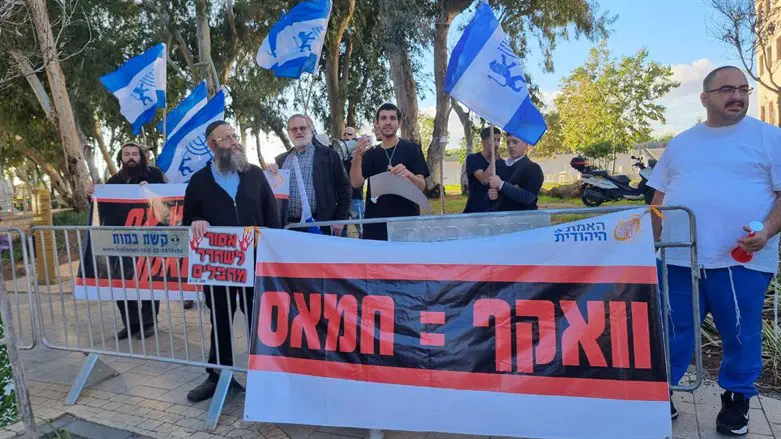 Demonstrators outside the Jordanian Embassy