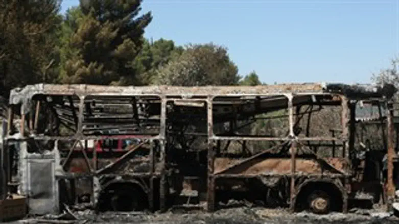 אוטובוס שרוף בשריפה ביער ירושלים