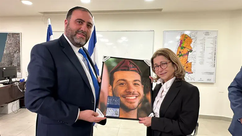 האם השכולה מקבלת את אות אזרחות הכבוד לבנה ז"ל