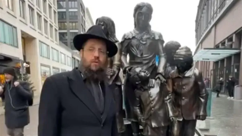 הרב טייכטל ליד האנדרטה