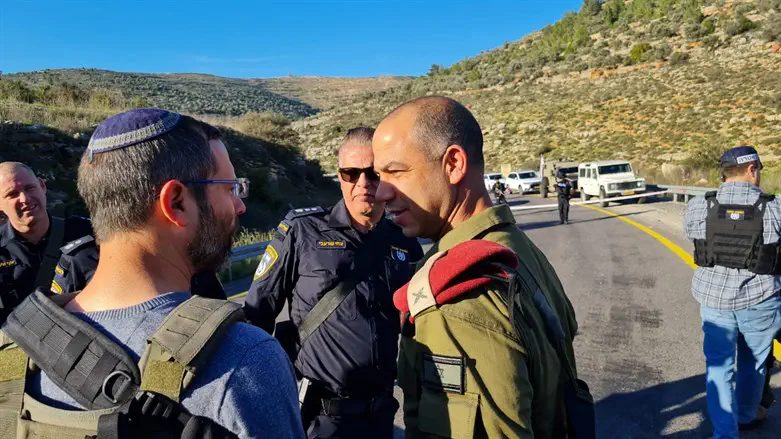 מפקד אוגדת איו"ש בזירת הפיגוע