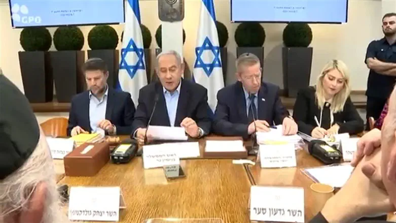 Премьер-министр Биньямин Нетаньяху в начале заседания правительства