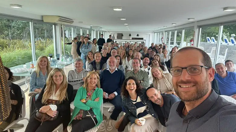 הרב מיכאל רובינשטיין עם מתנדבים מאורגואי