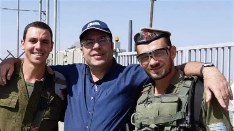 הרב אמנון בזק עם תלמידיו שנהרגו בעזה