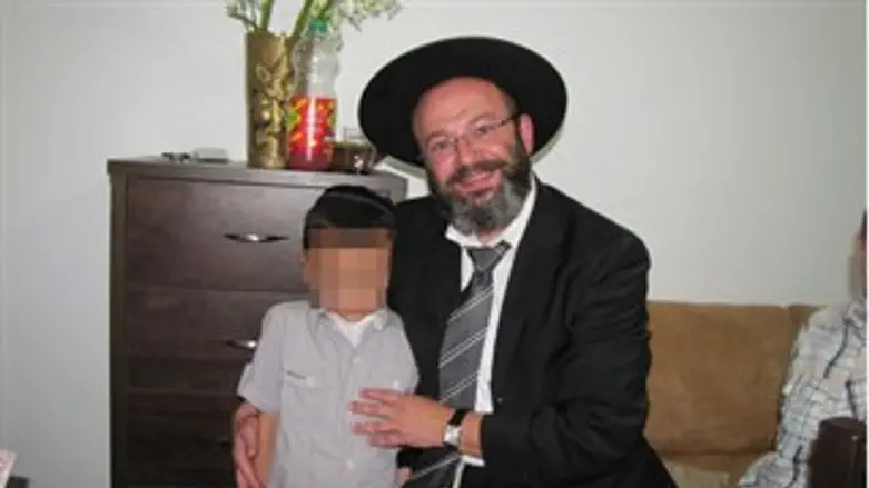 המוהל עם הילד הנימול