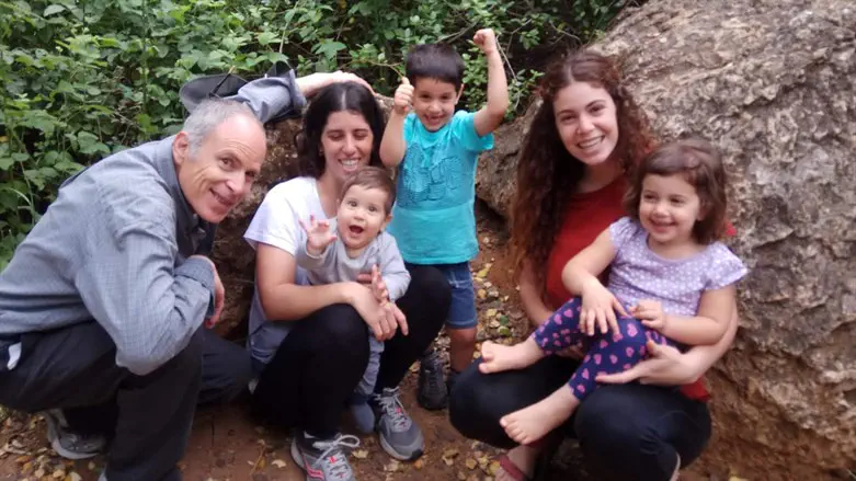 מחכים לקית' בבית