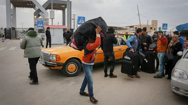 תושבים עזתים במעבר הגבול רפיח