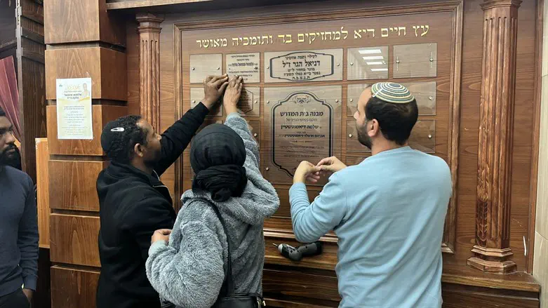 הוריו של עמנואל קובעים לוח זיכרון בישיבה