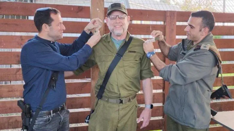 Binyamin Horgan receives his new ranks