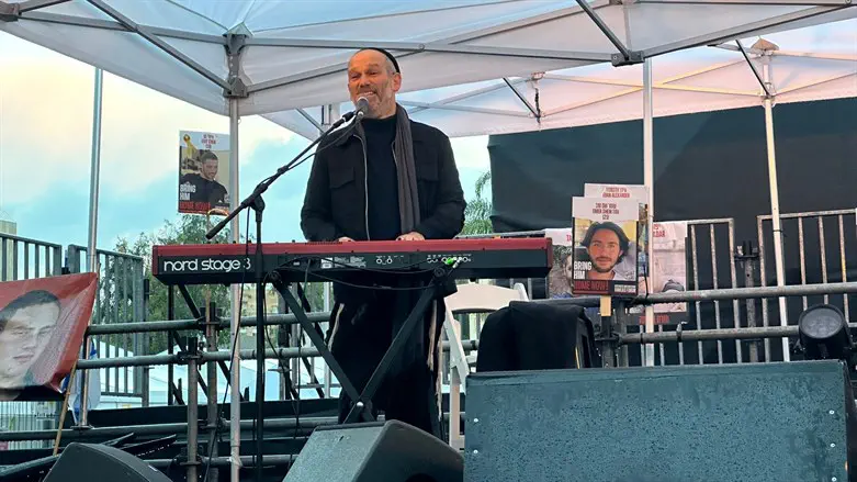 Йонатан Разель на митинге на площади Похищенных