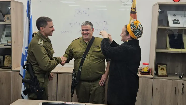 המח"ט מעניק דרגות לרס"ן עמוס