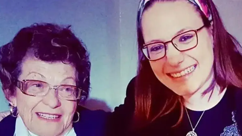 סיון רהב מאיר עם סבתה