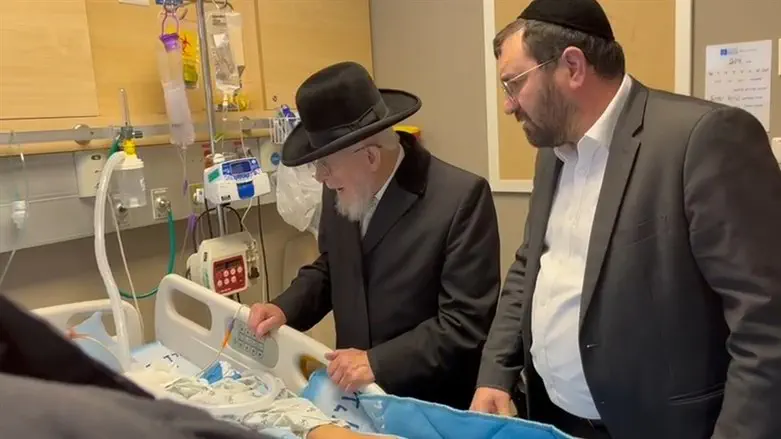 הרב אזרחי מבקר חייל שנפצע קשה