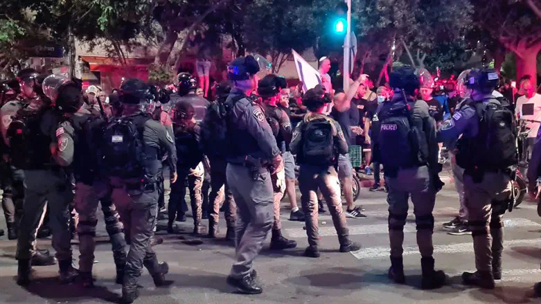 שוטרים בבת ים לאחר הלינץ' במוסא