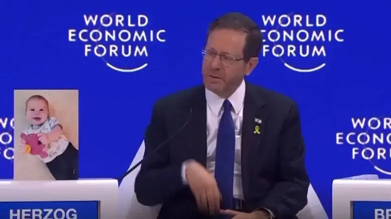 Ицхак Герцог с фотографией Кфира Бибаса