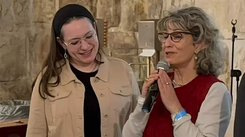 שרה, תושבת שדרות, בהפרשת חלה במנהרות הכותל