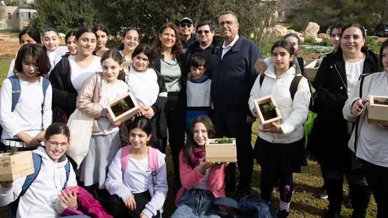 התלמידים עם יו"ר קק"ל וראש עיריית ירושלים