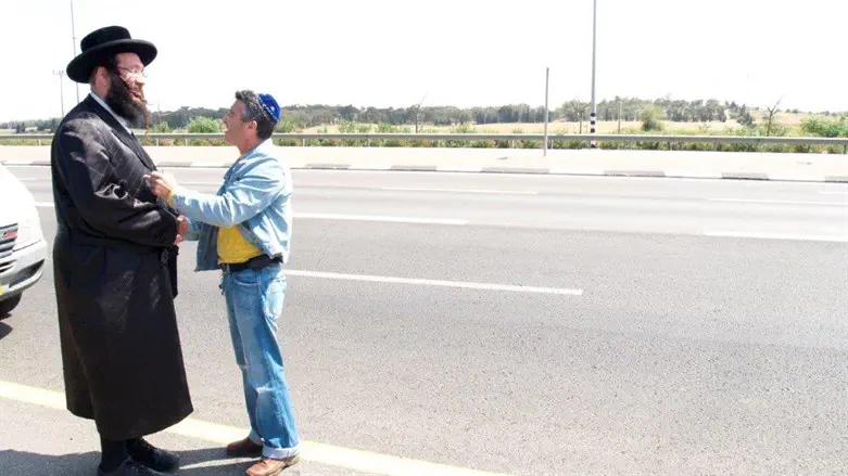 האדמו"ר עם הכונן שהצילו