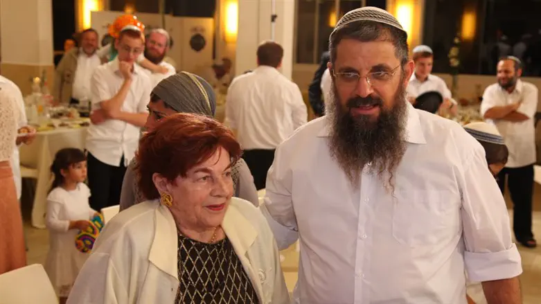 הרב שמואל מינקוב עם אימו