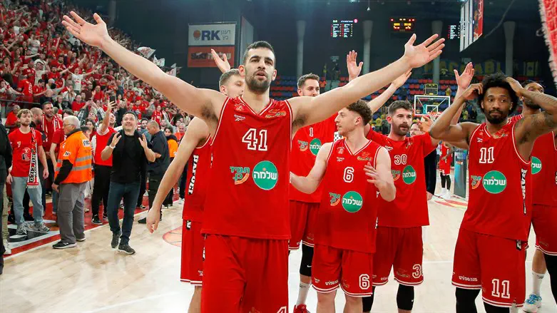 שחקני הפועל תל אביב חוגגים את הניצחון בדרבי