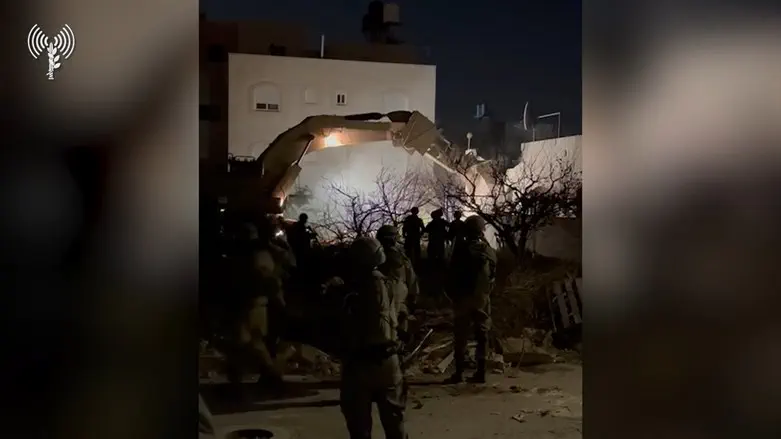 Кадр из видео, запечатлевшем подготовку к разрушению домов, в которых жили террористы
