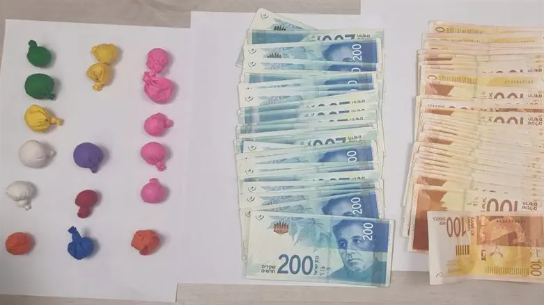 הסמים והכסף שנתפסו