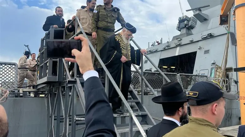 Rabbi Yitzhak Yosef visiting the base