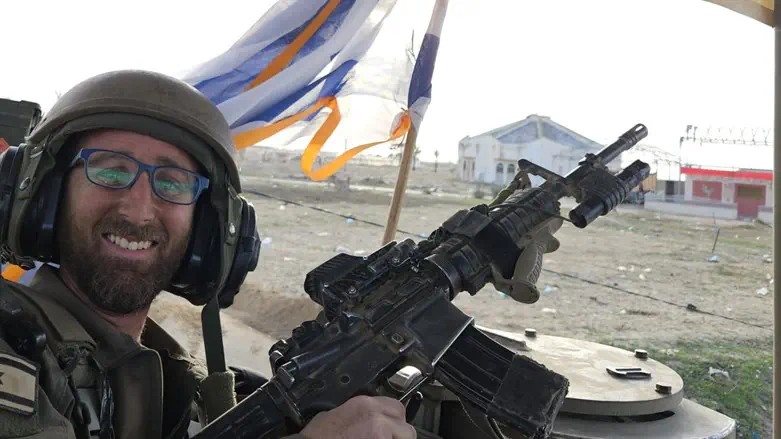 Гедалия Фендель рядом с синагогой в Гадиде