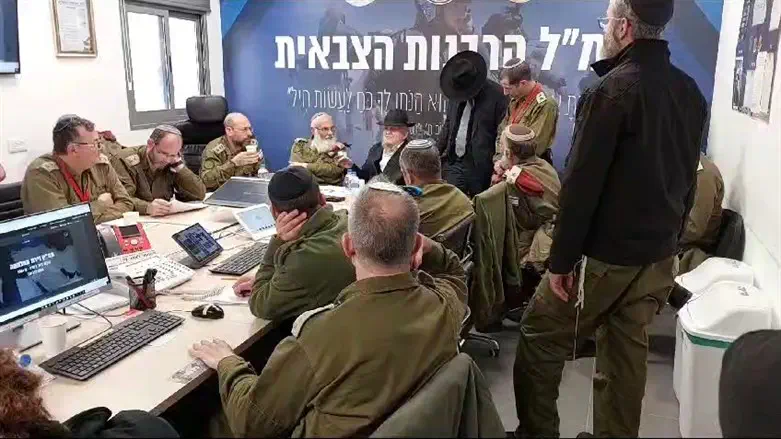 הרב מאזוז עם בכירי הרבנות הצבאית