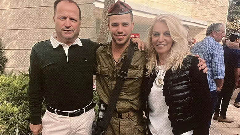 יצחק ונועה בונצל עם בנם עמית הי"ד