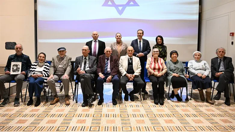 הרצוג עם הקשישים שהוברחו כילדים מגרמניה